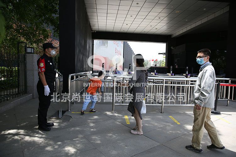 中國電影博物館入口處，觀眾保持安全距離入館。